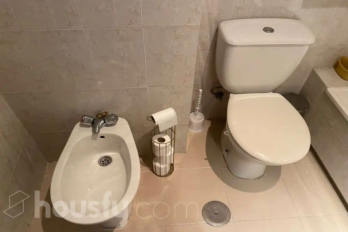 Badezimmer von Wohnung zur Miete in Sevilla mit Klimaanlage, Heizung und Terrasse