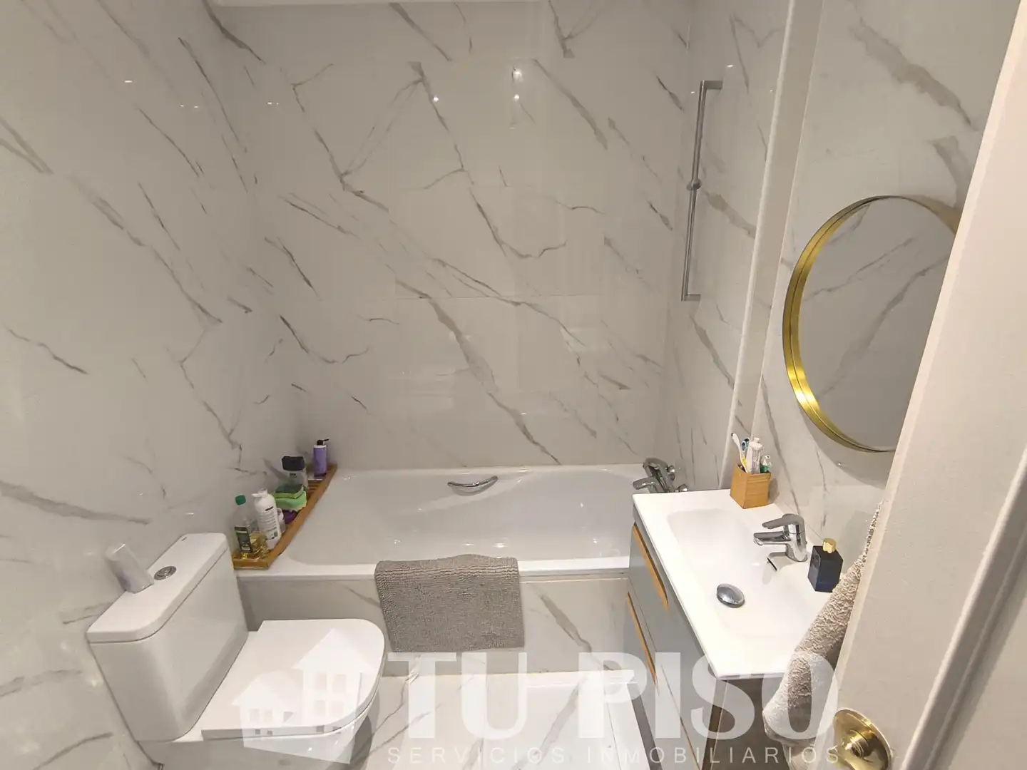 Baño de Piso en venta en Madrid con Calefacción, Trastero y Amueblado