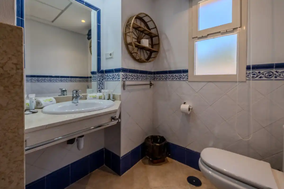Badezimmer von Dachboden zum Verkauf in Ojén mit Klimaanlage, Terrasse und Abstellraum