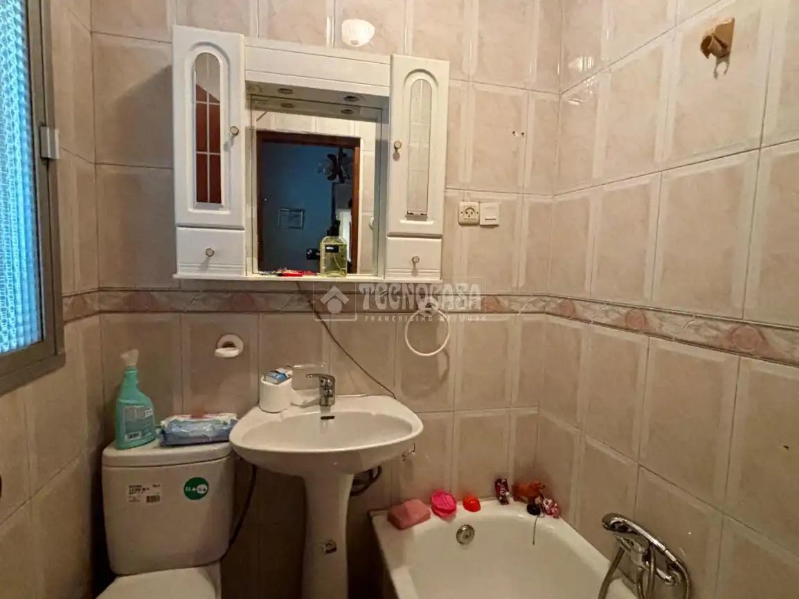 Badezimmer von Einfamilien-Reihenhaus zum Verkauf in Jódar mit Klimaanlage und Terrasse