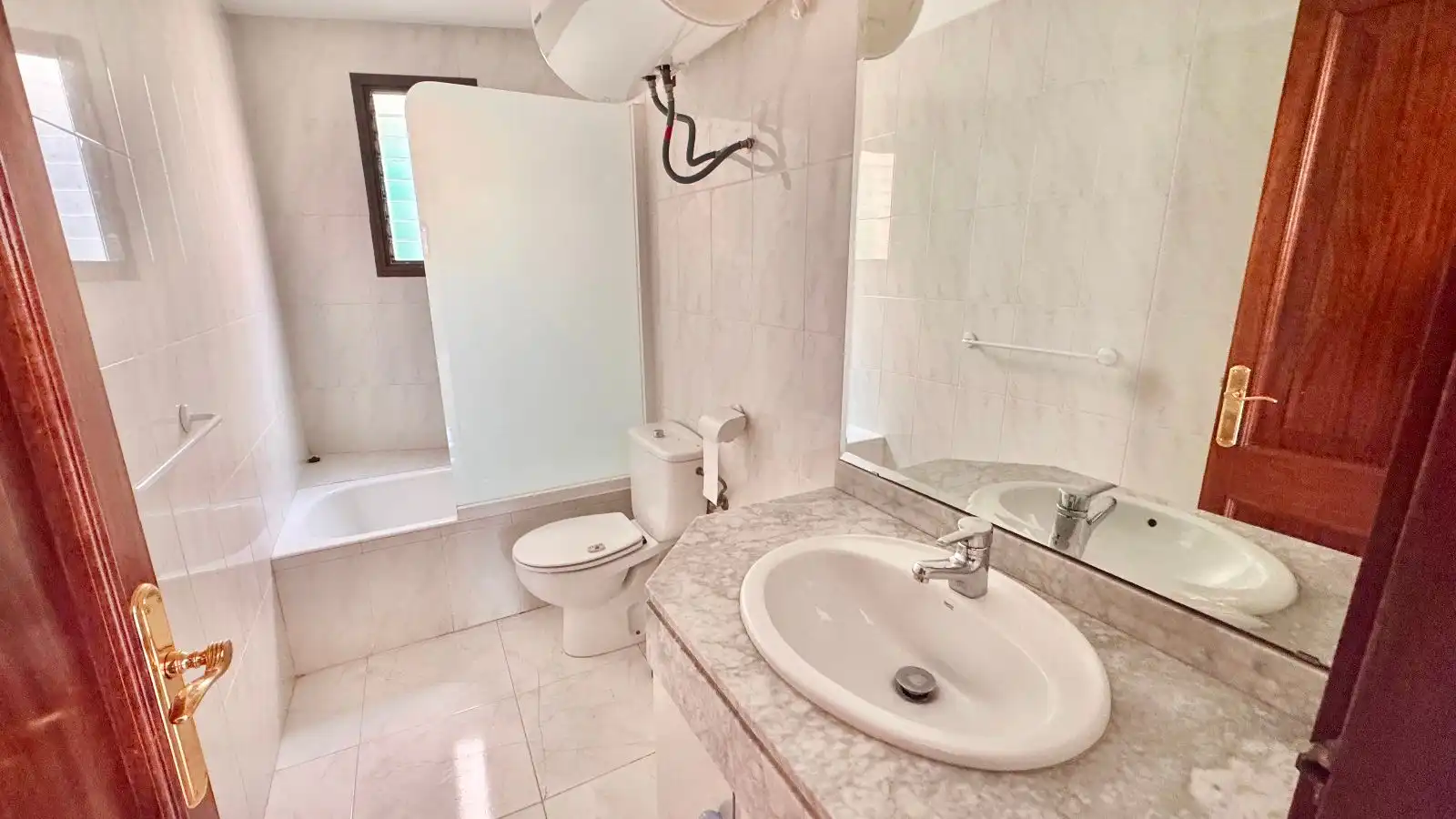 Bathroom of Commercial properties for sale in  Palma de Mallorca  with Air Conditioner, Terrace and Internet
