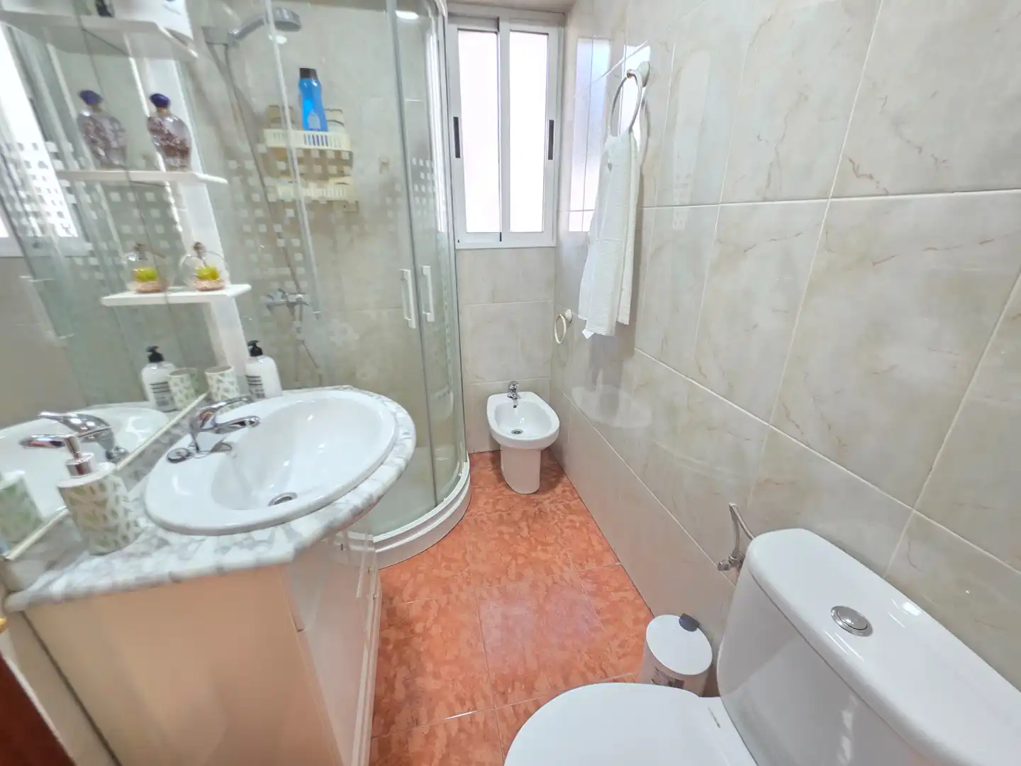 Badezimmer von Wohnung zur Miete in Granada mit Möbliert, Waschmaschine und Mikrowelle