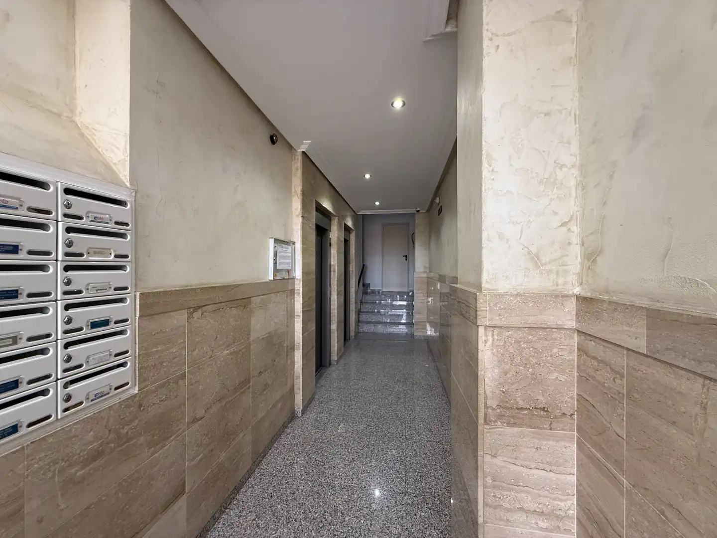 Wohnung zum Verkauf in Elche / Elx mit Klimaanlage, Terrasse und Abstellraum
