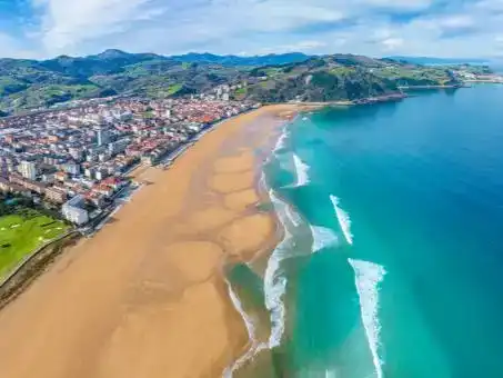 Vista exterior de Pis de lloguer en Zarautz amb Parquet, Traster i Moblat