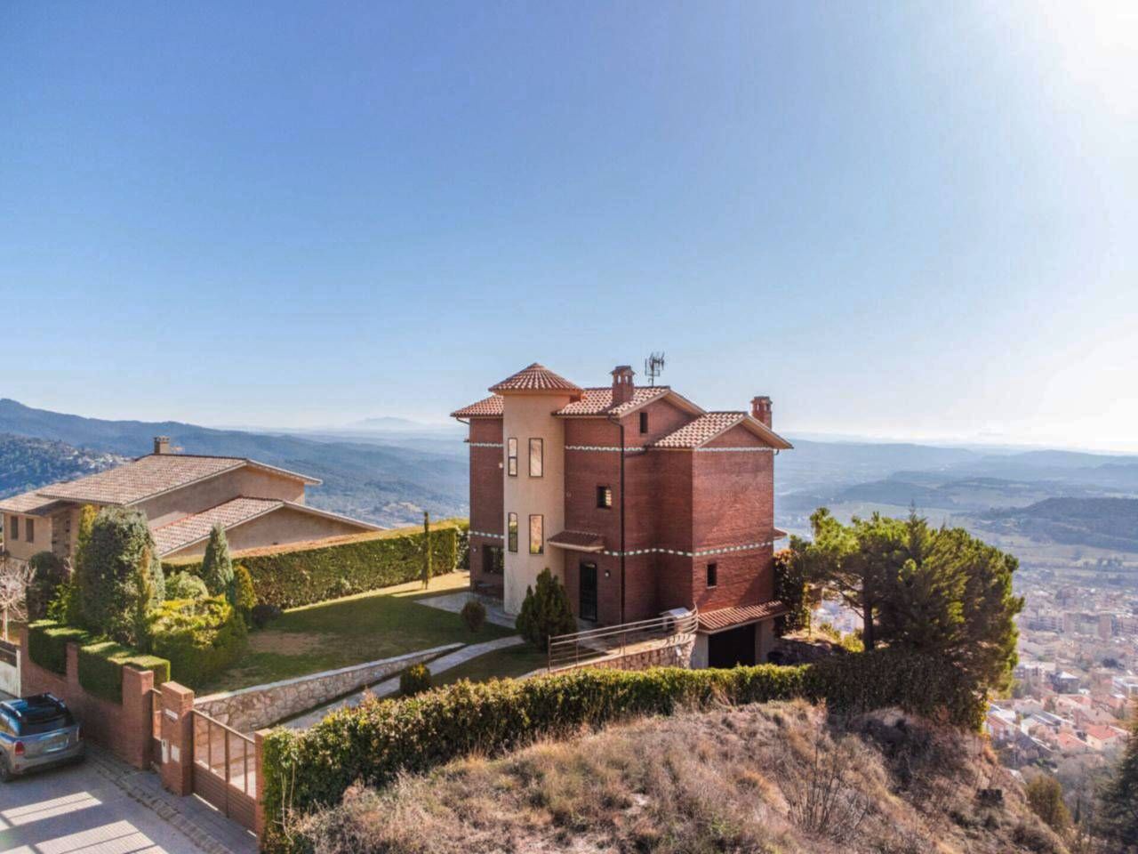 Vista exterior de Casa o xalet en venda en Berga amb Calefacció, Jardí privat i Terrassa