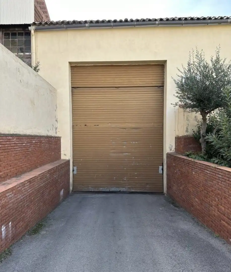Parkplatz von Fabrikhallen zur Miete in Esparreguera
