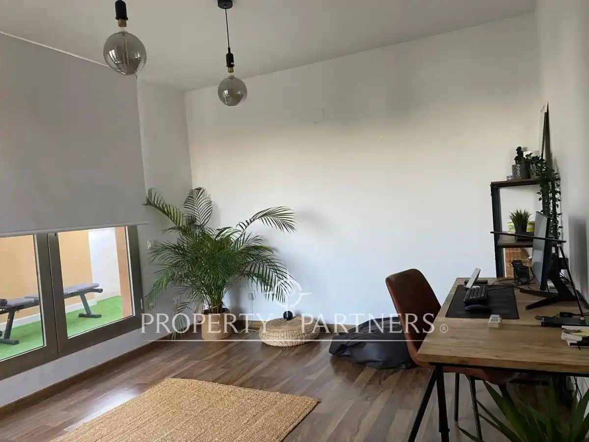 Sala de estar de Casa adosada en venta en La Pobla de Vallbona con Aire acondicionado, Calefacción y Terraza