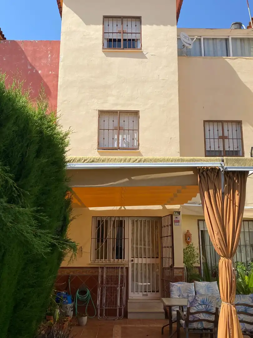 Vista exterior de Casa adosada en venta en Castilleja de Guzmán con Aire acondicionado, Terraza y Piscina