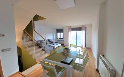 Sala d'estar de Casa adosada en venda en Sant Esteve Sesrovires amb Aire condicionat i Terrassa