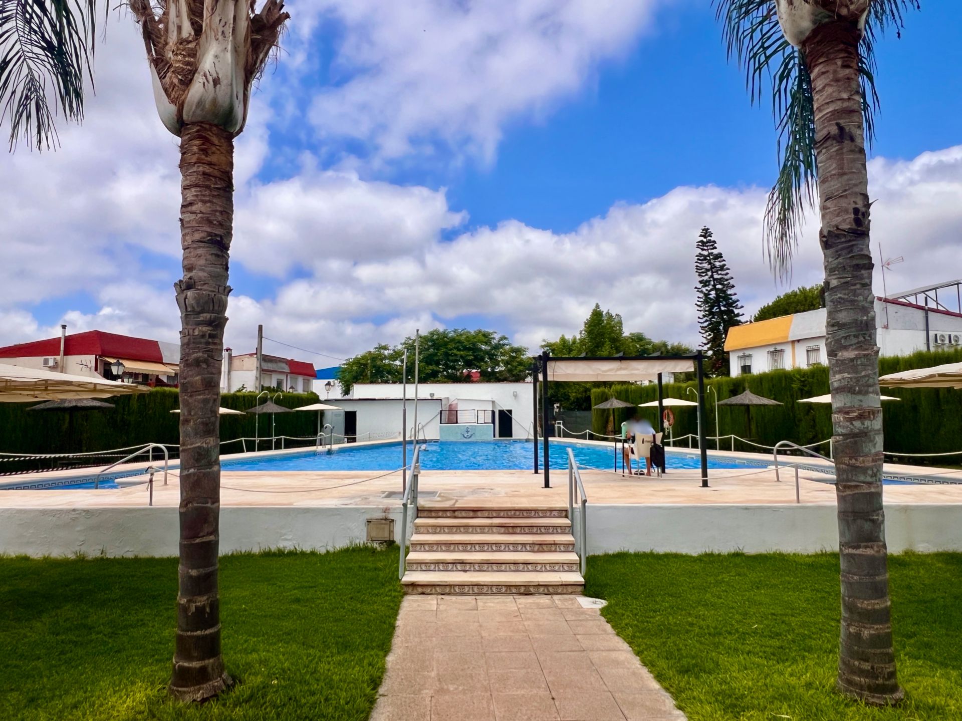 Piscina de Casa adosada en venda en Espartinas amb Moblat i Piscina comunitària