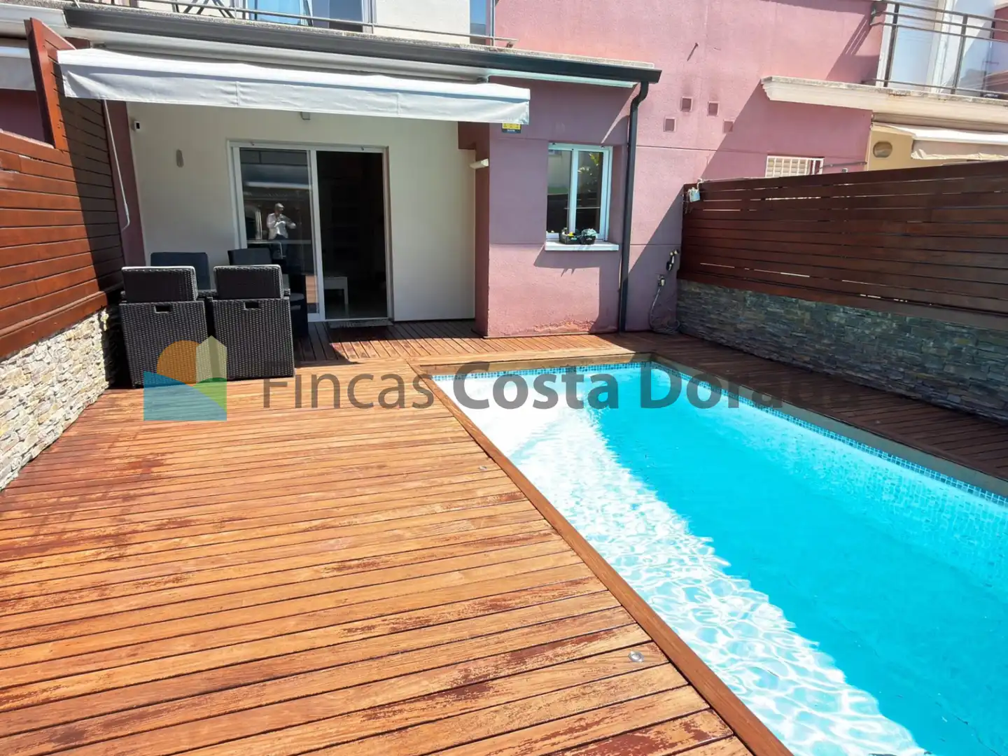 Piscina de Casa adosada en venda en Cubelles amb Aire condicionat, Calefacció i Jardí privat