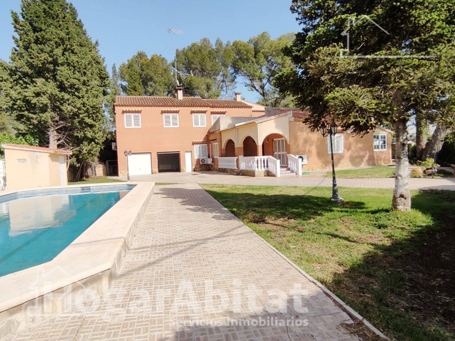 Vista exterior de Casa o xalet en venda en L'Eliana amb Aire condicionat, Calefacció i Jardí privat