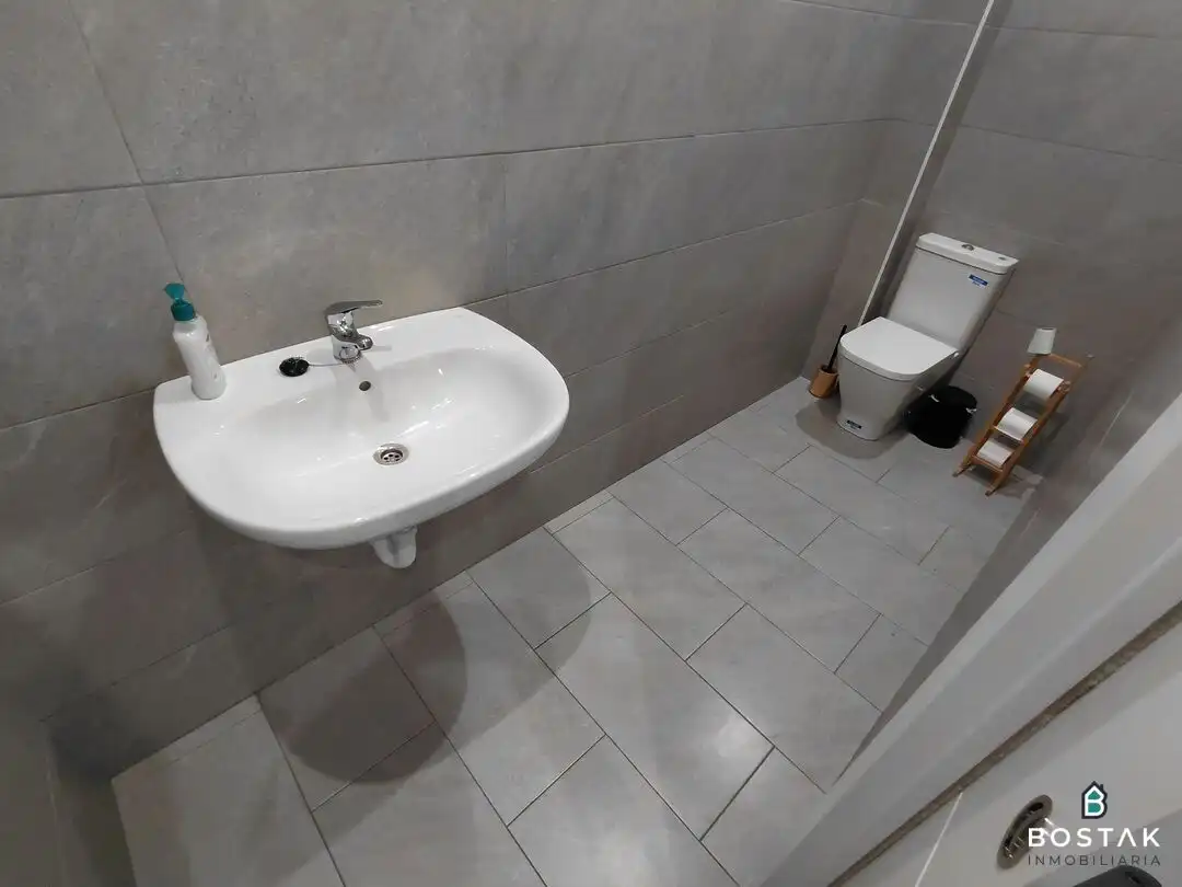 Bany de Oficina de lloguer en Bilbao  amb Calefacció