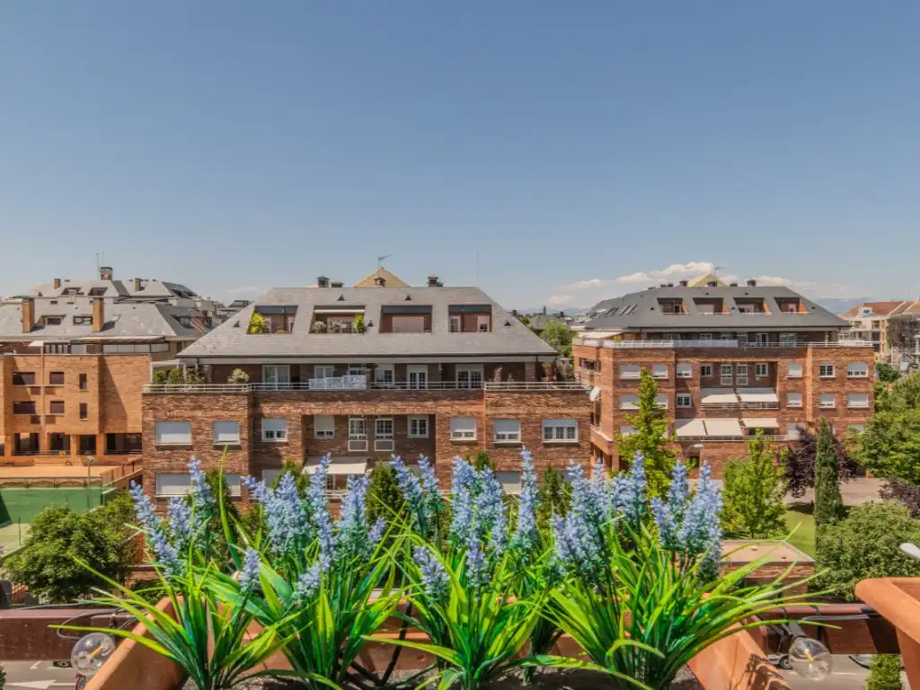 Vista exterior de Dúplex de lloguer en Majadahonda amb Jardí privat, Terrassa i Piscina