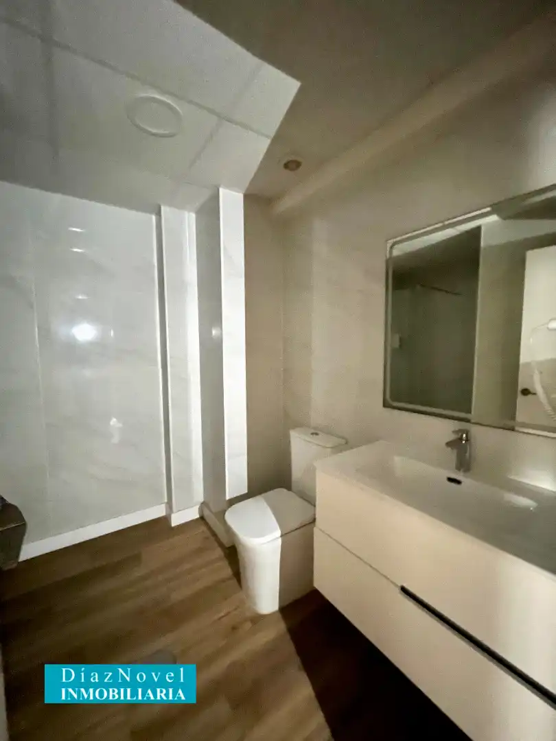Baño de Local en venta en Málaga con Aire acondicionado, Calefacción y Parquet