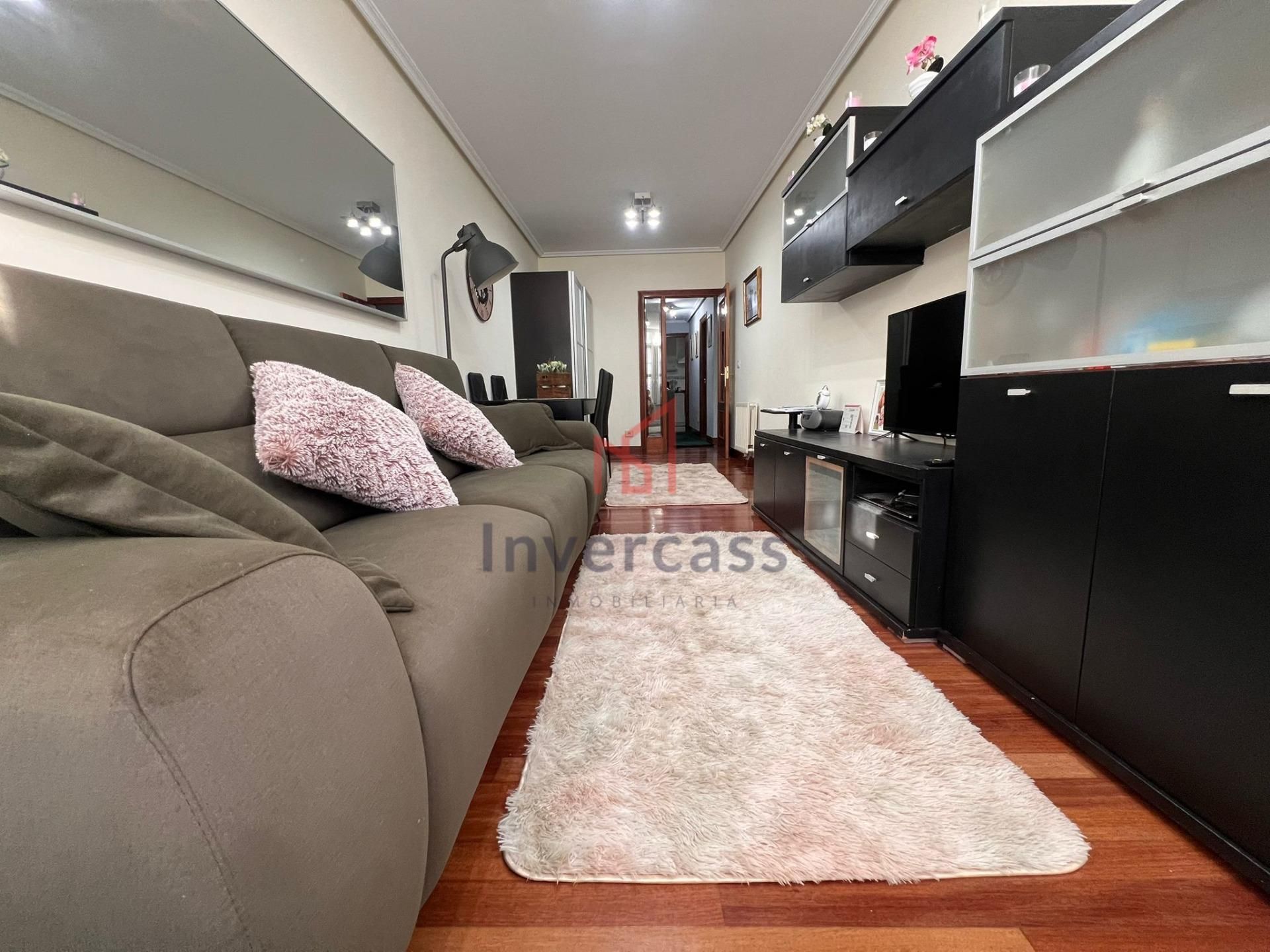 Sala d'estar de Pis en venda en Castro-Urdiales amb Calefacció