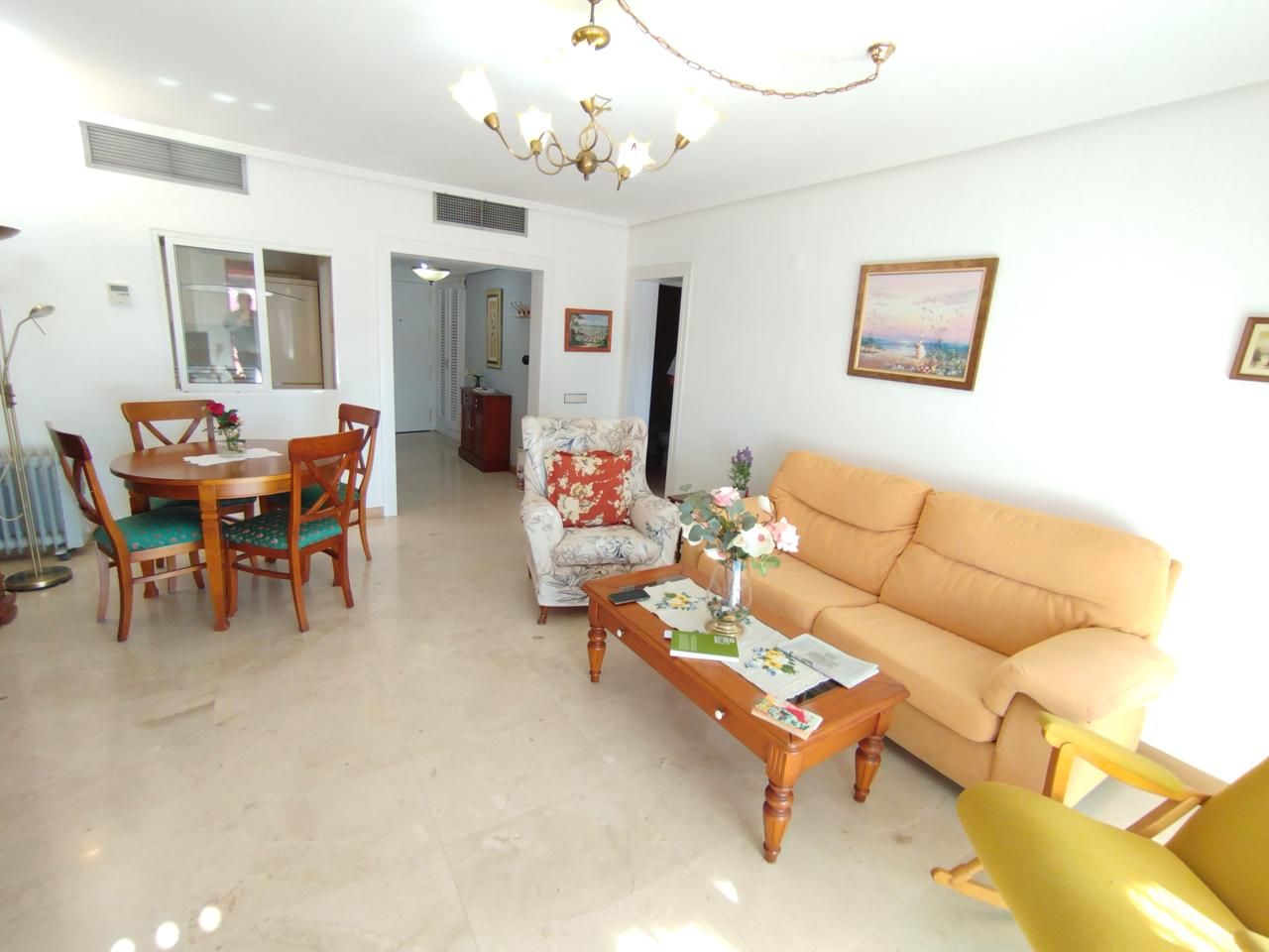 Sala d'estar de Apartament en venda en Alicante / Alacant amb Aire condicionat, Moblat i Balcó
