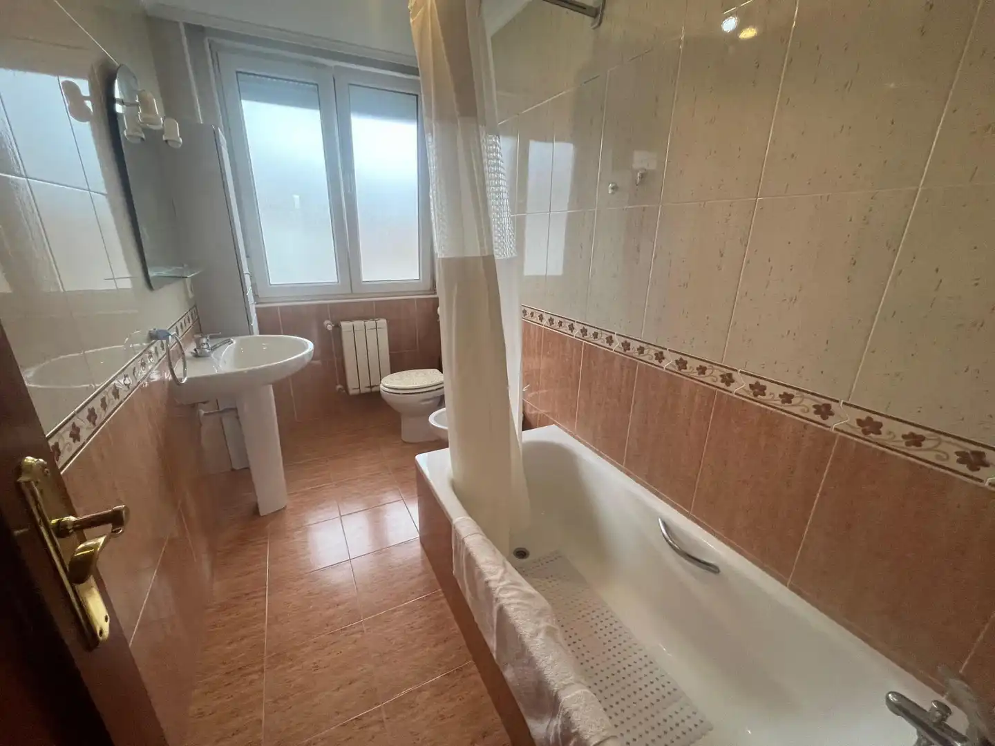 Badezimmer von Wohnung zum Verkauf in Bárcena de Cicero mit Heizung, Terrasse und Möbliert