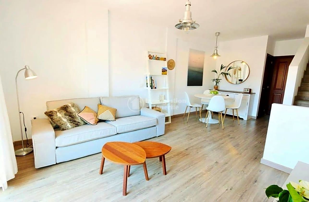 Sala d'estar de Dúplex de lloguer en Granadilla de Abona amb Aire condicionat, Terrassa i Moblat