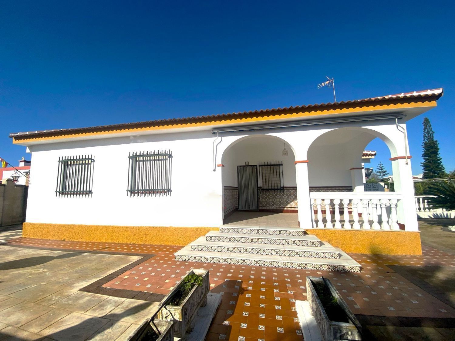 Vista exterior de Casa o xalet en venda en Almonte amb Calefacció, Terrassa i Traster