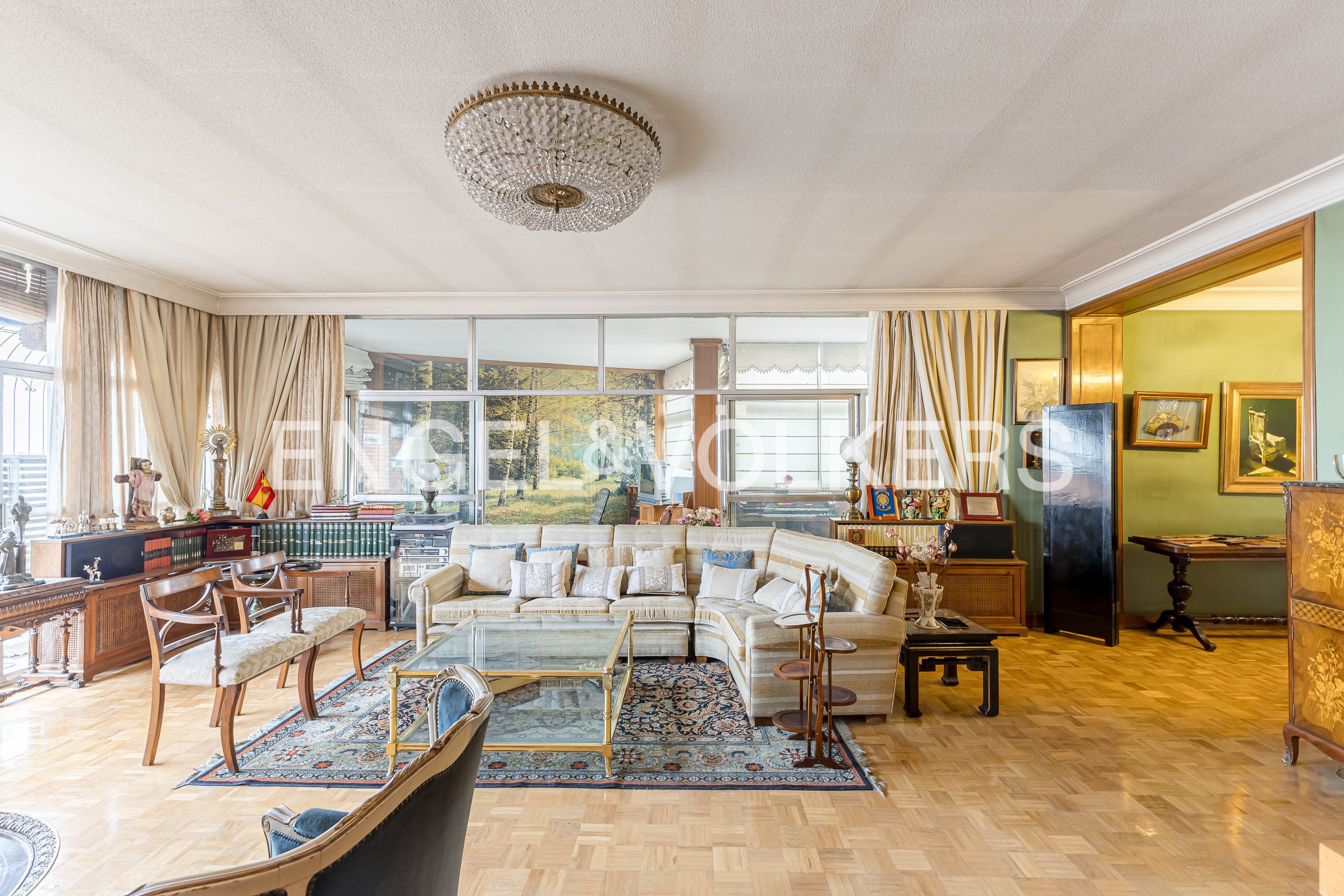 Wohnzimmer von Dachboden zum Verkauf in  Madrid Capital mit Heizung, Parkett und Terrasse