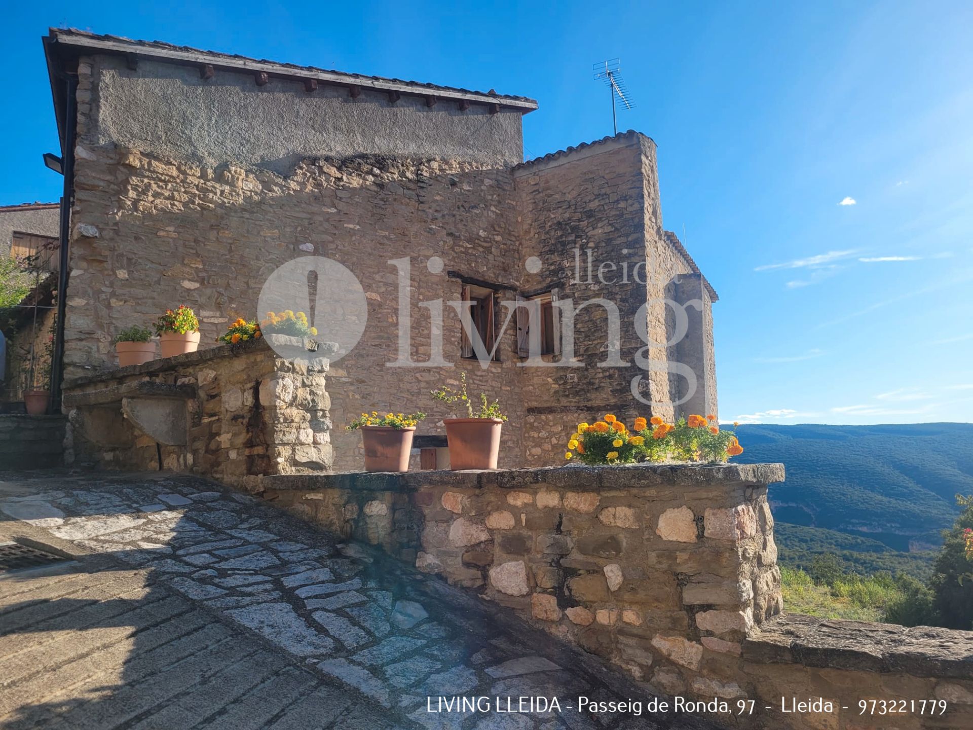 Vista exterior de Casa o xalet en venda en Camarasa amb Calefacció, Jardí privat i Terrassa