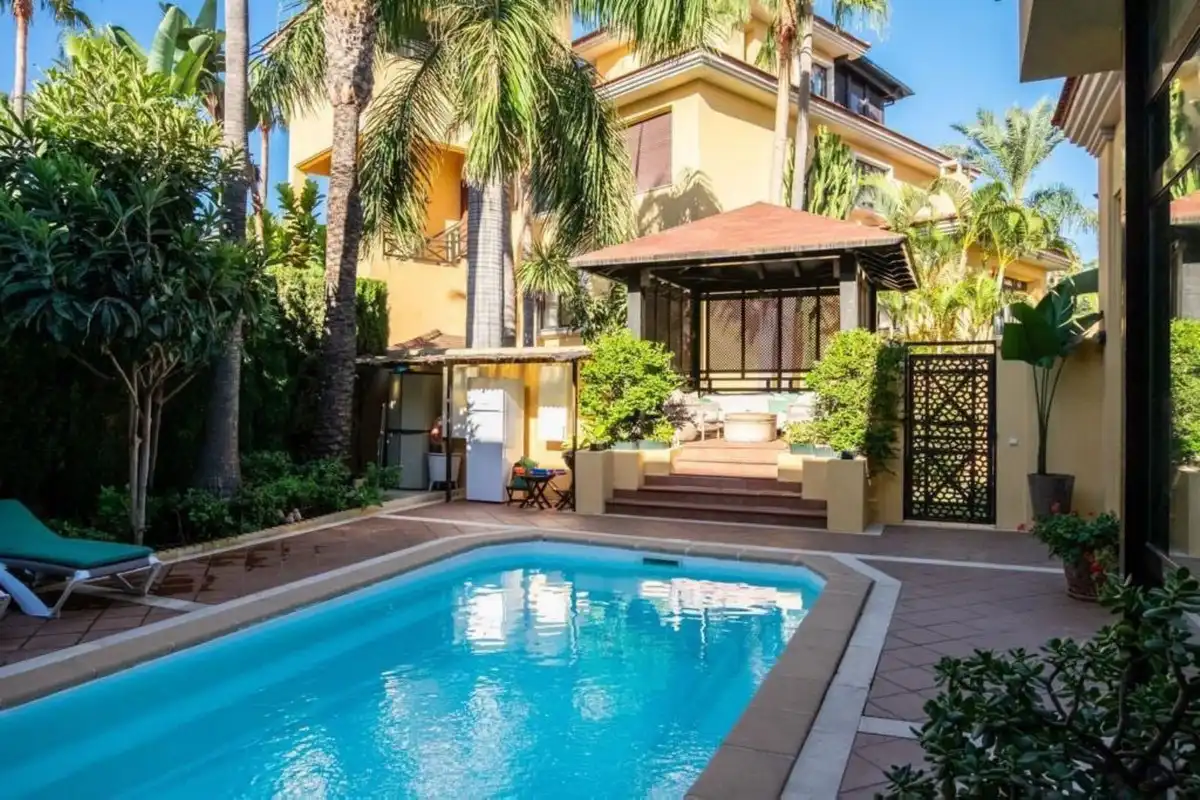 Piscina de Casa adosada de lloguer en Marbella amb Aire condicionat, Moblat i Es permeten mascotes