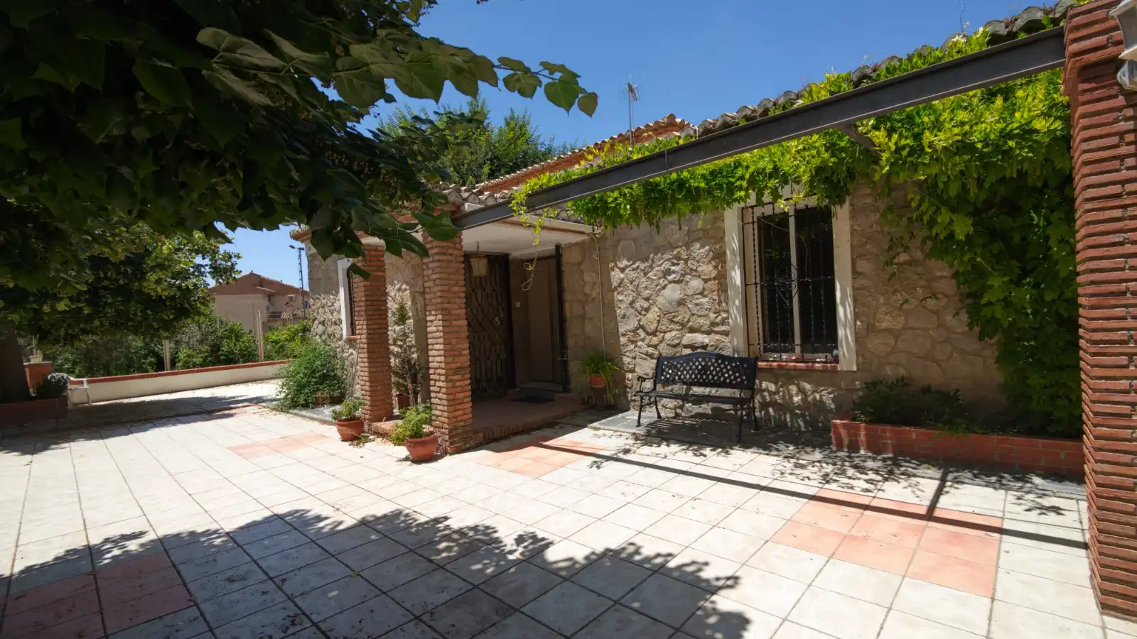 Vista exterior de Casa o xalet en venda en La Zubia amb Aire condicionat, Jardí privat i Traster