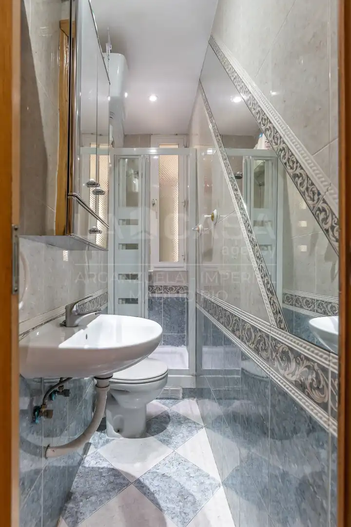 Bathroom of Flat for sale in Madrid  with Air Conditioner, Heating and Balcony