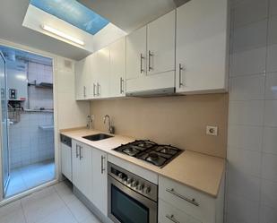 Cuina de Pis de lloguer en  Barcelona Capital amb Calefacció, Terrassa i Forn