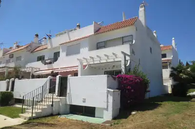 Vista exterior de Casa adosada en venda en Mijas amb Terrassa, Piscina i Moblat