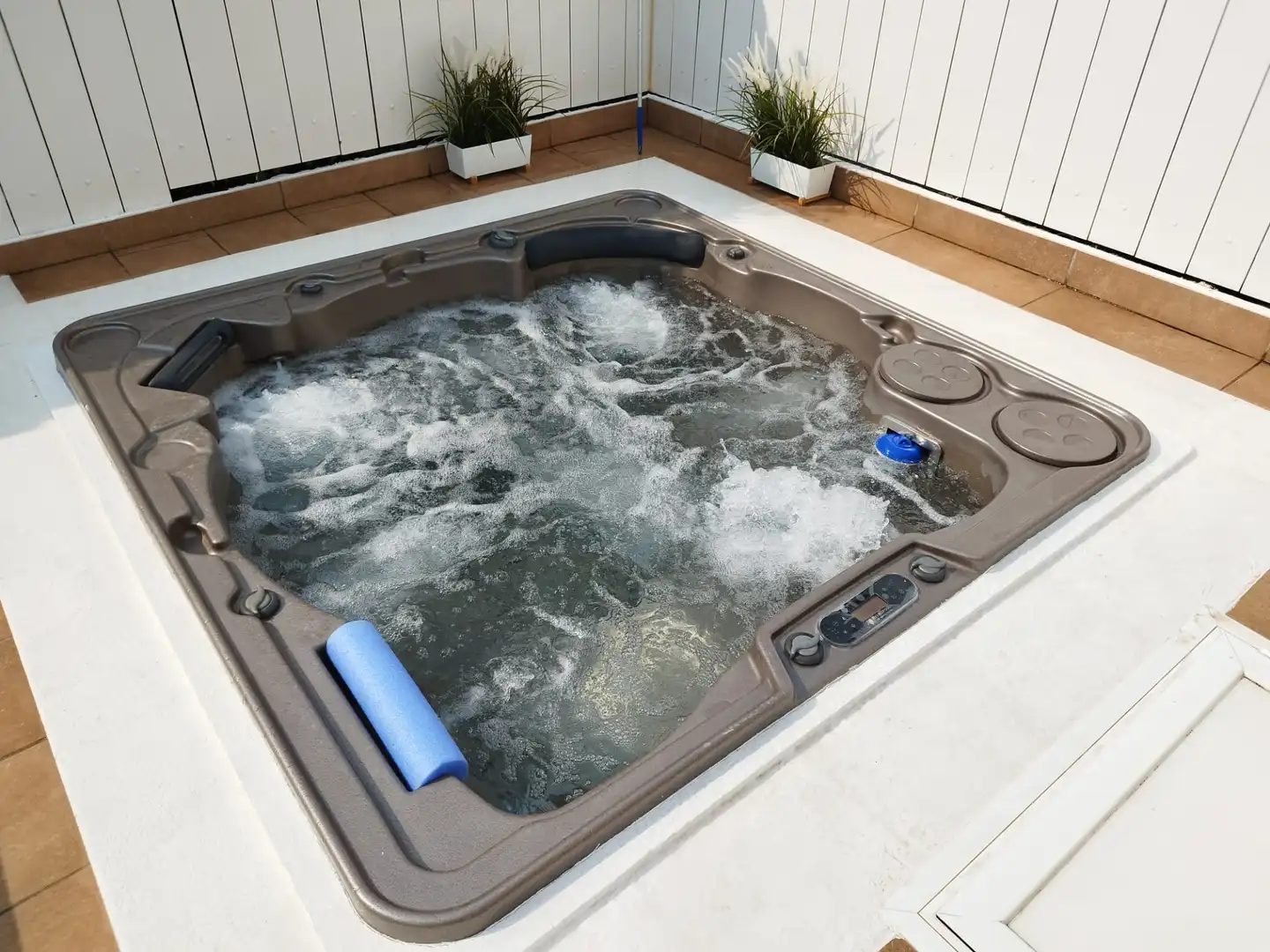 Schwimmbecken von Einfamilien-Reihenhaus zum Verkauf in Torredembarra mit Klimaanlage, Heizung und Privatgarten