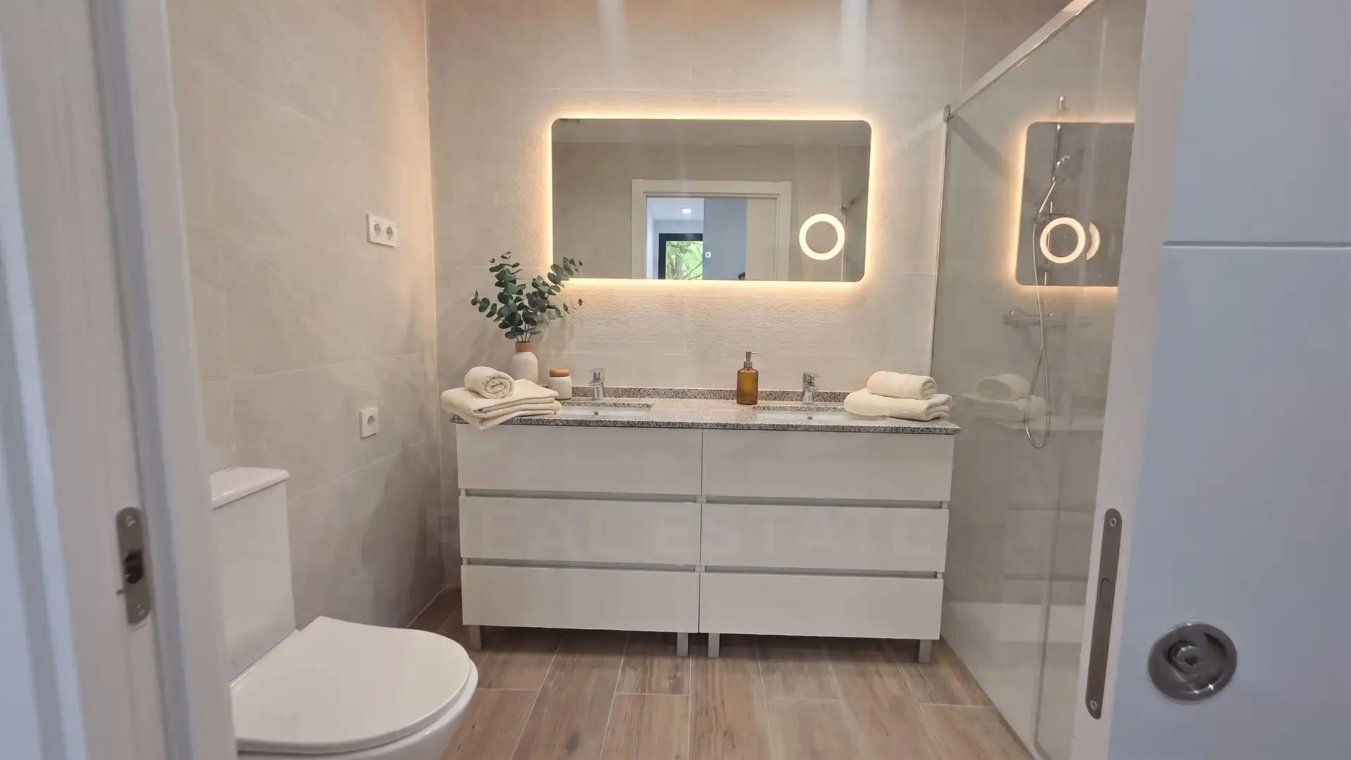 Bathroom of Flat for sale in Girona  with Air Conditioner, Heating and Terrace