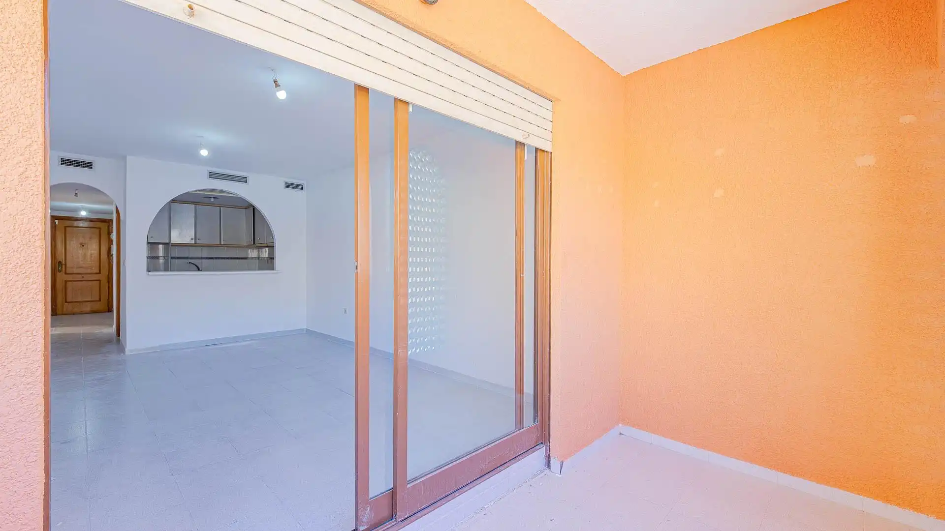 Wohnung zum Verkauf in Torrevieja mit Klimaanlage, Heizung und Privatgarten