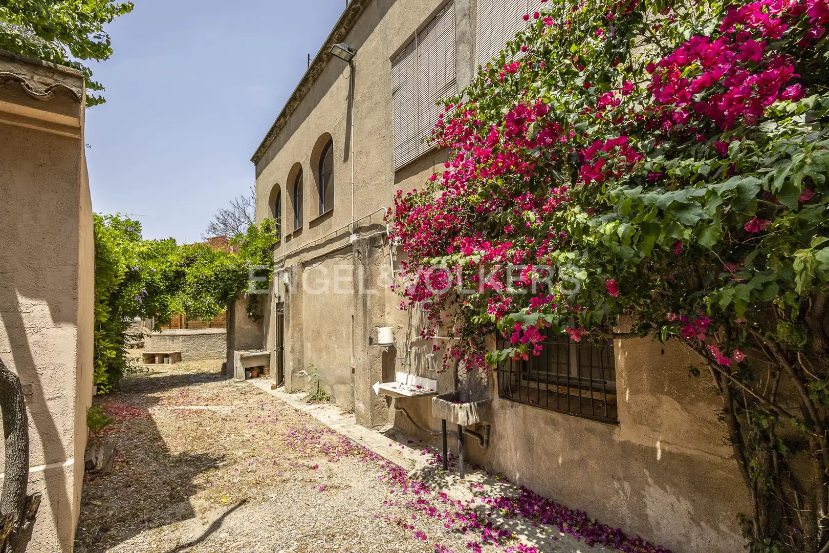 Vista exterior de Edificio en venta en Sant Joan Despí