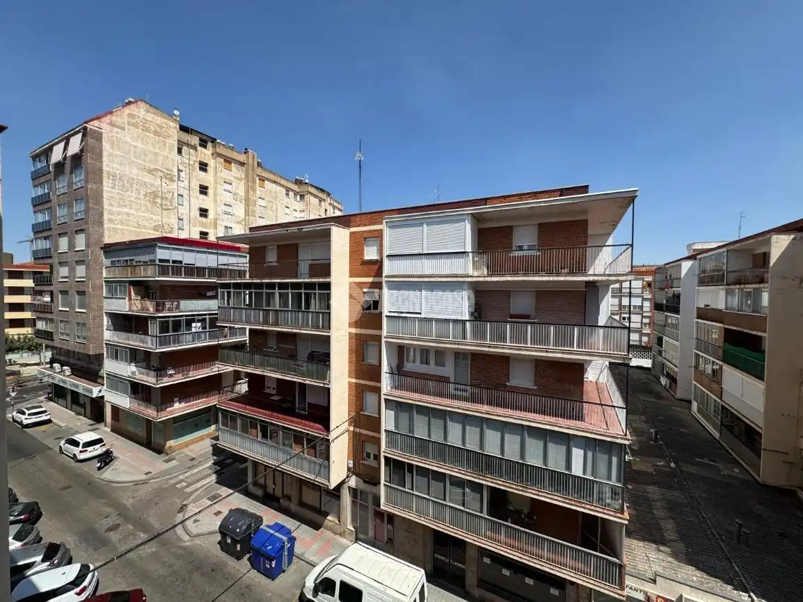 Vista exterior de Pis en venda en Palencia amb Calefacció i Parquet