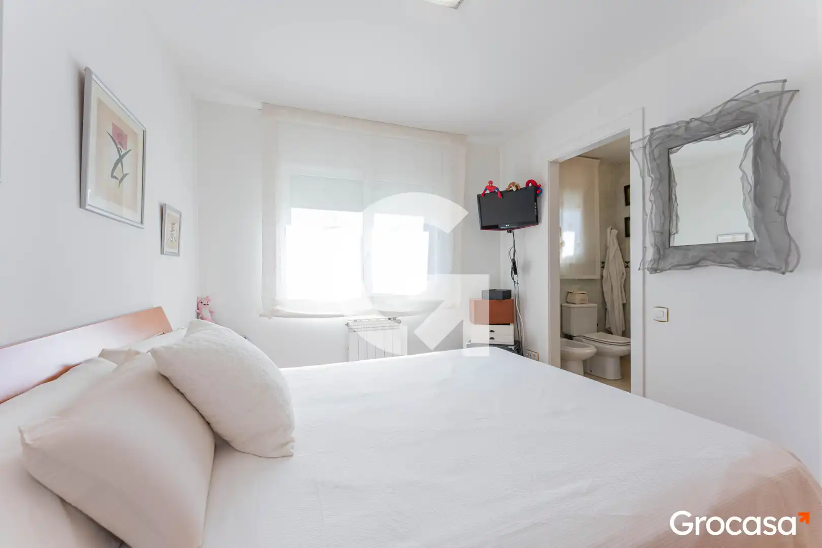Dormitori de Casa adosada en venda en Cornellà de Llobregat amb Aire condicionat, Calefacció i Terrassa
