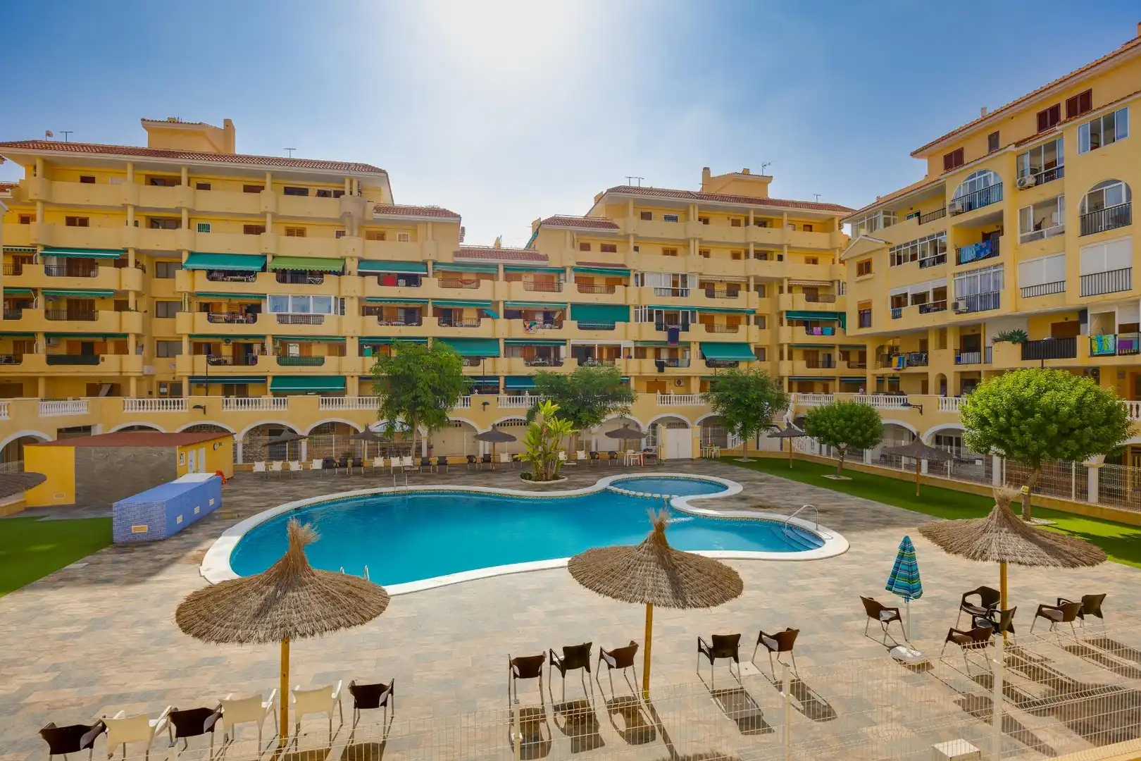 Außenansicht von Erdgeschoss zum Verkauf in Torrevieja mit Terrasse, Möbliert und Gemeinschaftspool
