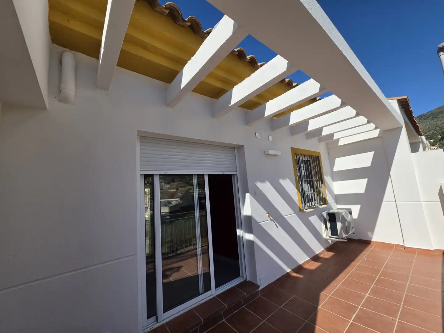 Vista exterior de Casa adosada en venda en Benalmádena amb Aire condicionat, Jardí privat i Terrassa