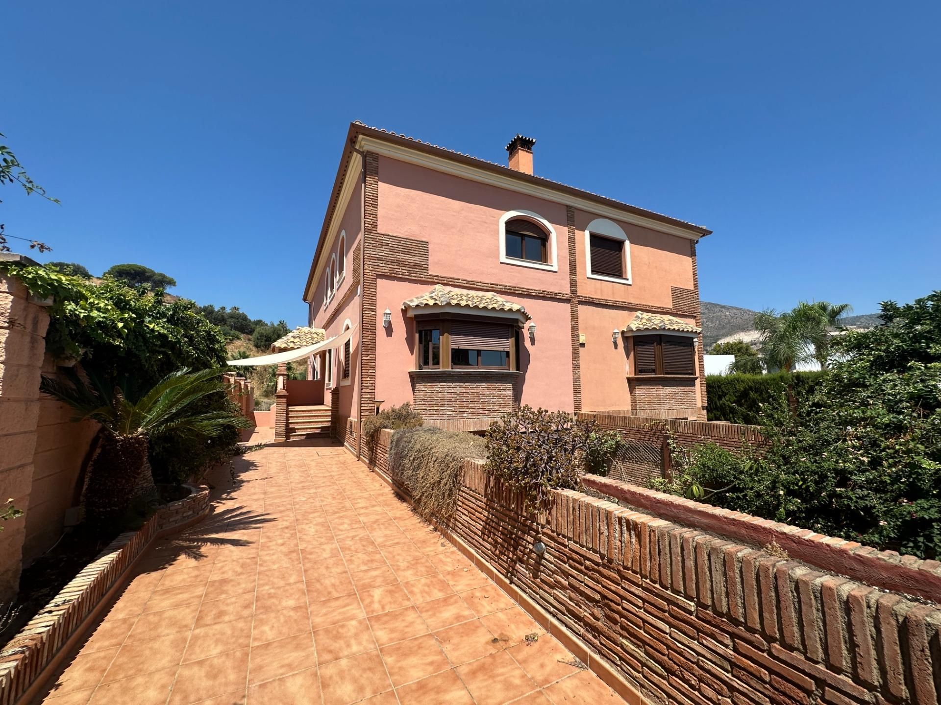 Vista exterior de Casa o xalet en venda en Benalmádena amb Jardí privat, Terrassa i Traster