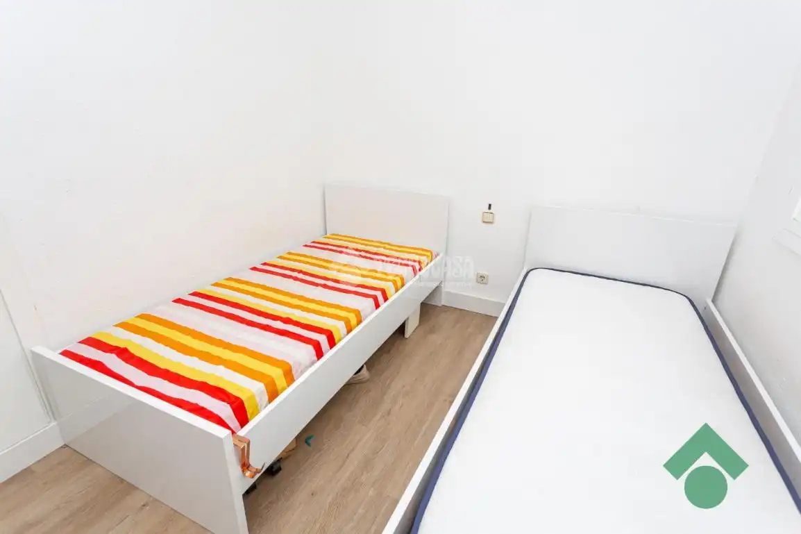 Dormitori de Casa adosada en venda en Algeciras amb Jardí privat, Terrassa i Piscina