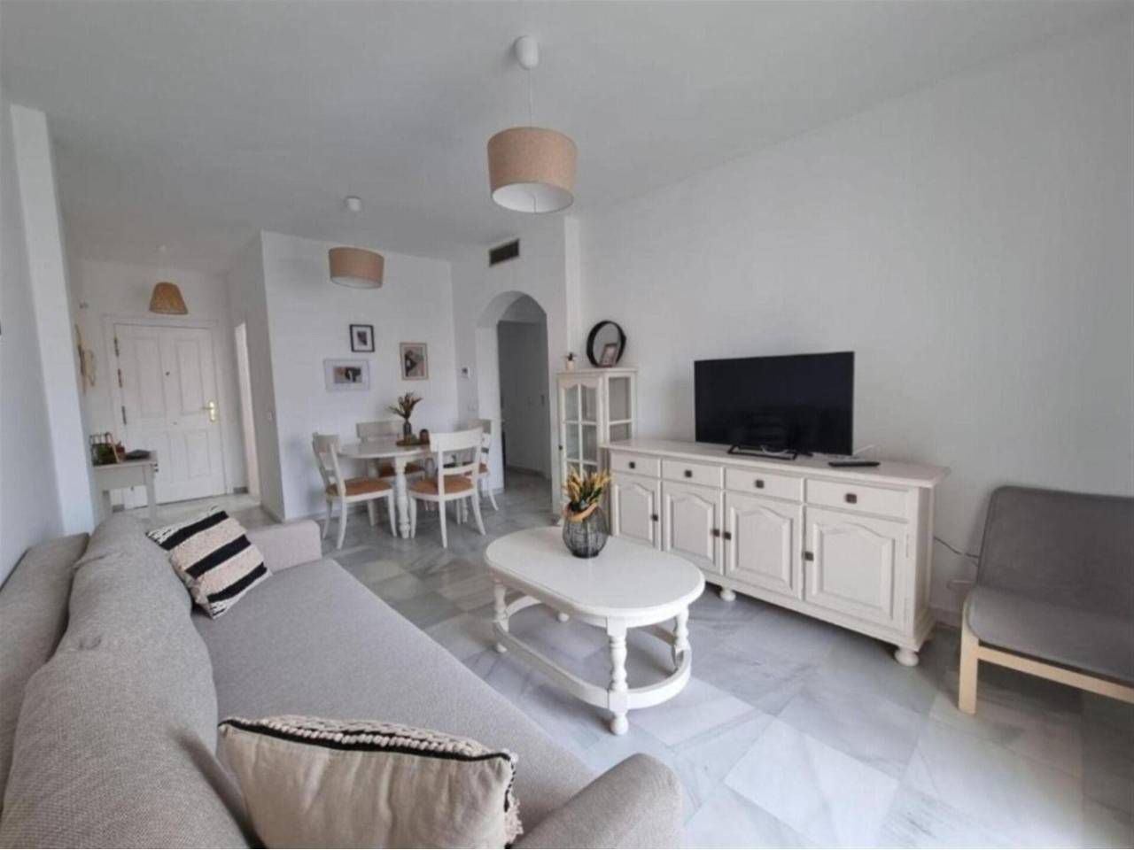 Living room of Flat for sale in Estepona  with Air Conditioner, Terrace and Furnished
