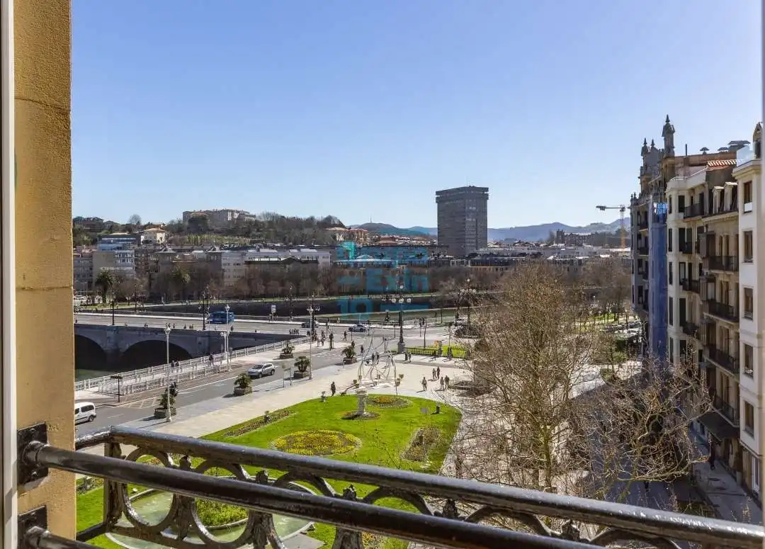 Vista exterior de Piso de alquiler en Donostia - San Sebastián  con Balcón