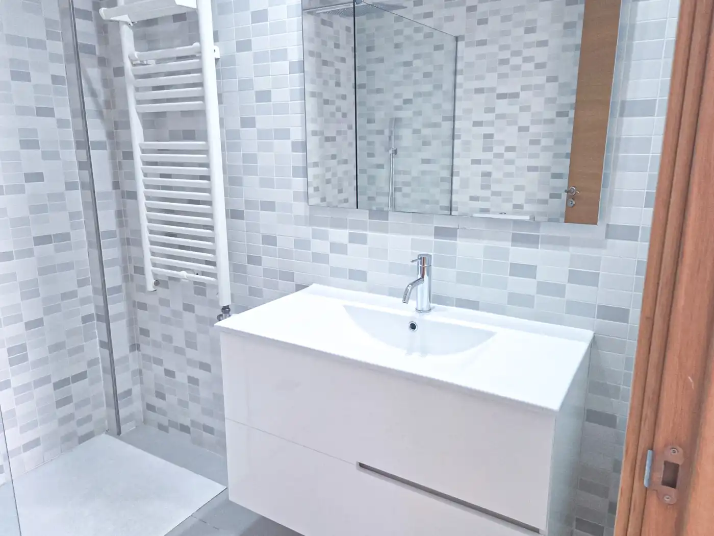 Bathroom of Attic for rent in Figueres  with Air Conditioner, Heating and Terrace