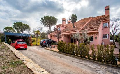 Vista exterior de Casa o xalet en venda en Torrelodones amb Terrassa i Piscina