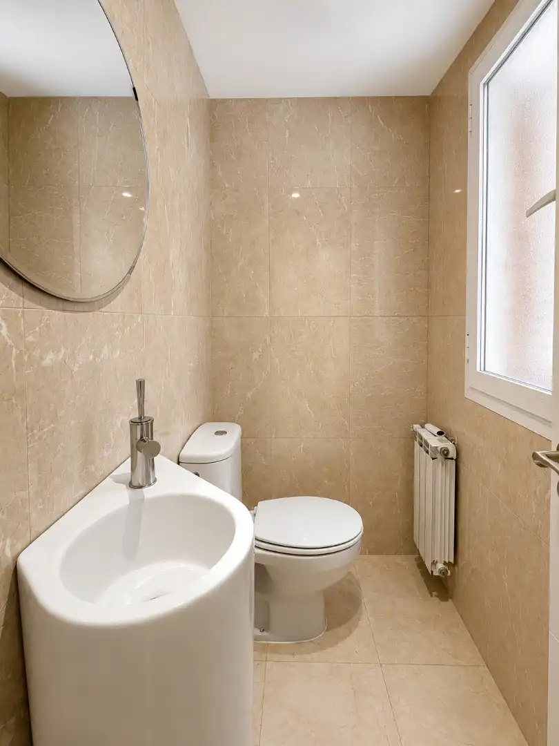 Badezimmer von Einfamilien-Reihenhaus zur Miete in Club de Campo mit Klimaanlage, Heizung und Privatgarten