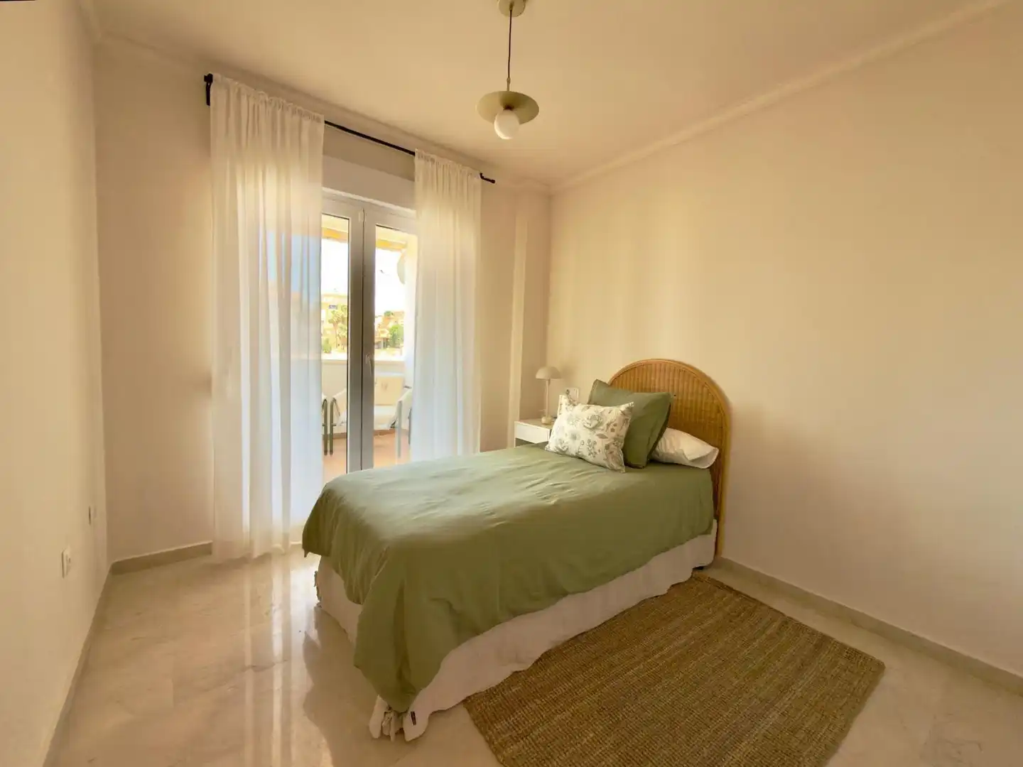 Schlafzimmer von Erdgeschoss zum Verkauf in Rincón de la Victoria mit Klimaanlage, Privatgarten und Terrasse