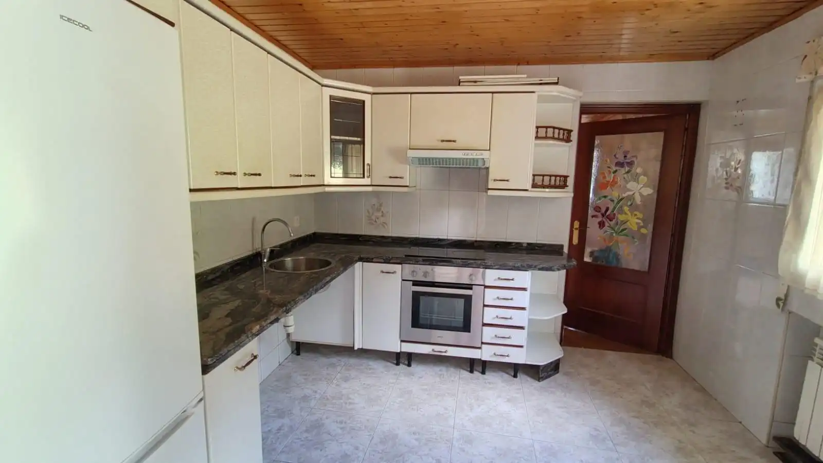 Cuina de Casa adosada en venda en Langreo amb Calefacció, Jardí privat i Terrassa
