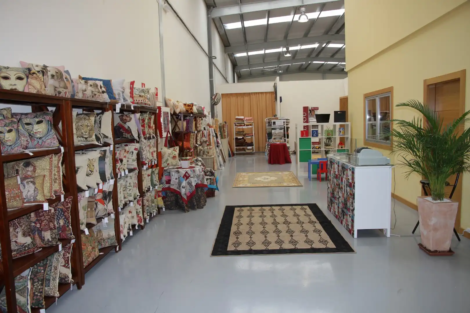 Industrial buildings for sale in Centro