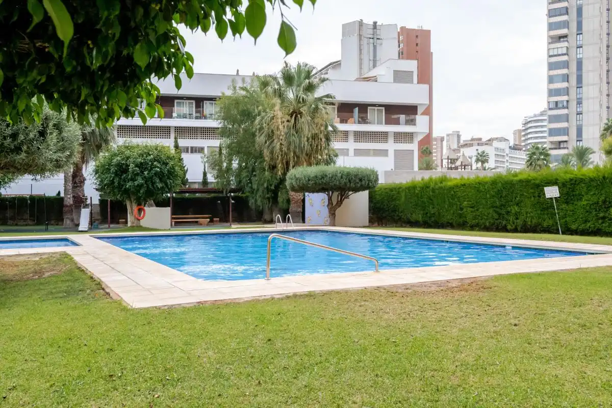 Piscina de Piso en venta en Benidorm con Aire acondicionado, Calefacción y Jardín privado